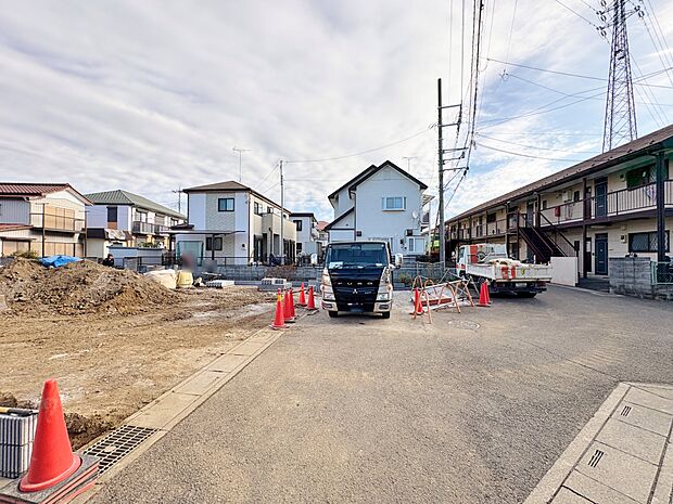 カースペースに並列で2台駐車以可能です。(令和7年12月 撮影)