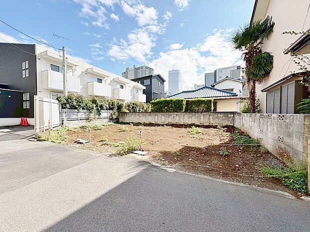 小・中学校まで徒歩10分以内でお子様の通学も安心です。(令和7年10月 撮影)