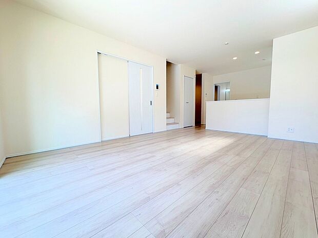 LDKは18帖、対面キッチンを採用しました。パントリーを完備しています。