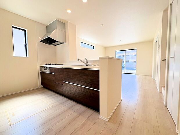 リビング全体を見渡せるよう対面式キッチンを採用しました。