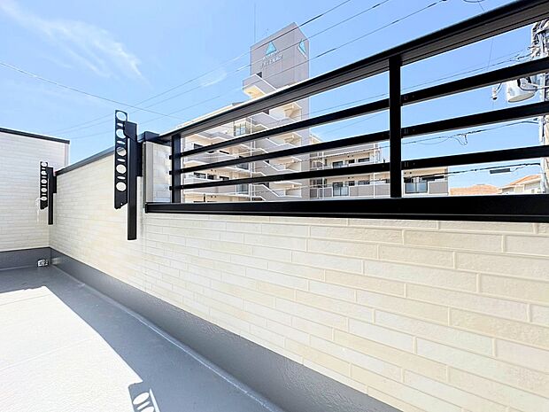 二部屋から行き来できるバルコニーは洗濯時にも効率の良い造り。