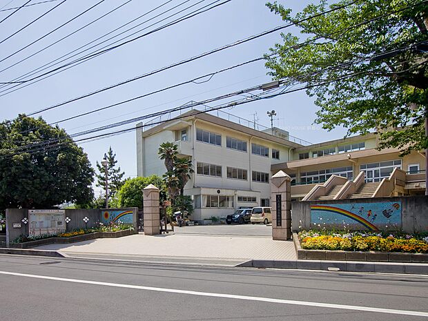 大東小学校まで約560m