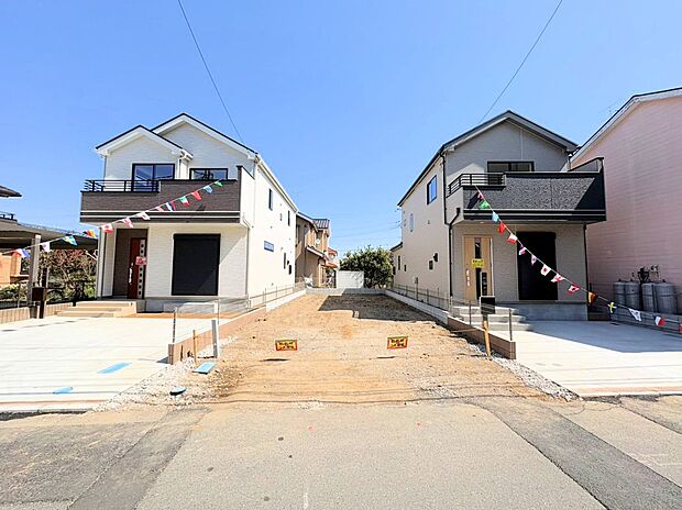 右が当物件です。LDKは14帖、リビングイン階段を採用しました。