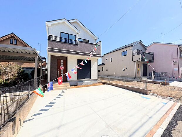 ショッピングモールまで約560mで買い物に便利。