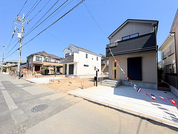 右が当物件です。敷地内に2台分のカースペースを確保いたしました。(車種による)