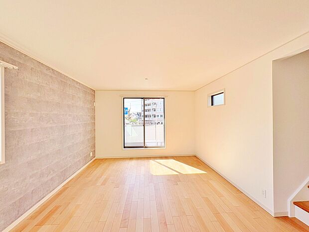 2階に設けたLDKは空間を明るく照らすことのできるバルコニーに面した間取り。