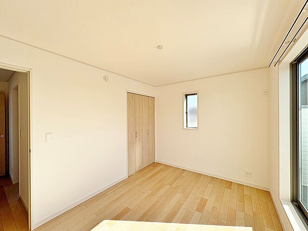 日々の疲れを癒すシンプルながらも洗練されたベッドルーム。