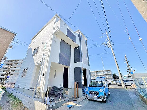 晴れた日には外壁と青空と白雲が映える上品な印象の外観。(令和8年3月 撮影)