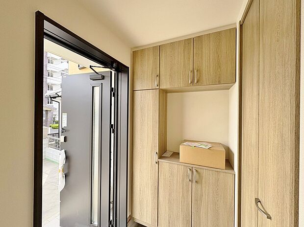 「行ってきます」と「ただいま」は、この玄関から始まります。