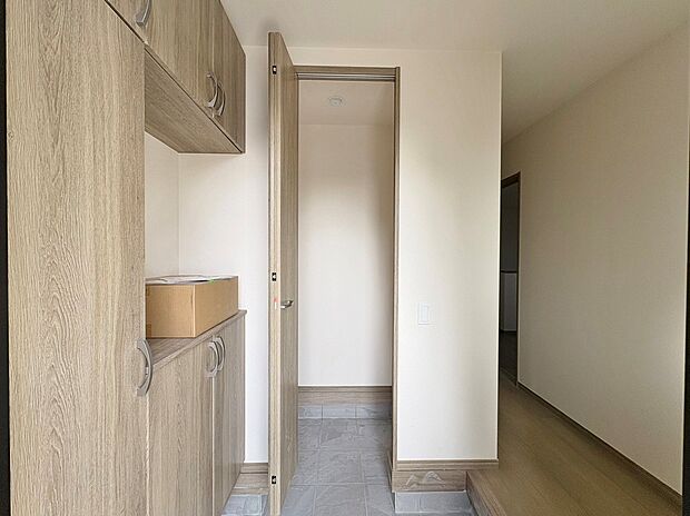 広々とした玄関には拘りました。季節ごとのお花を飾るのも良いですね。