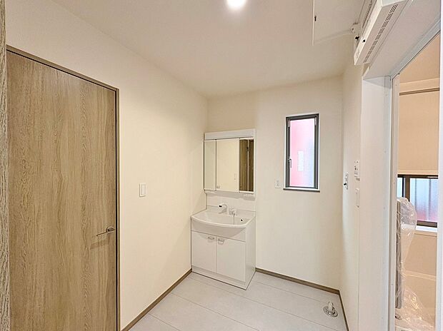 清潔感のある真っ白な洗面台は気持ち良く身支度できます。