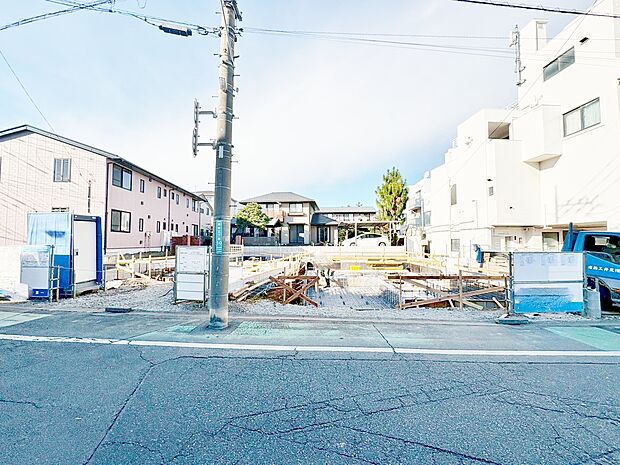 並列で2台駐車可能なゆったりとしたカースペースです。(令和7年12月 撮影)