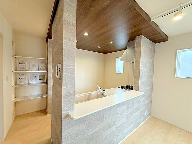ダイニングとつながるキッチンからは部屋中が見渡せます。