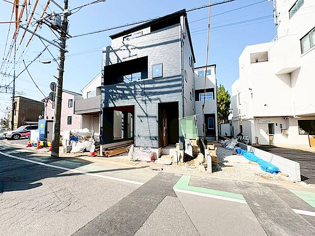 7m公道に面したカースペースに2台駐車可能です。(令和8年3月 撮影)