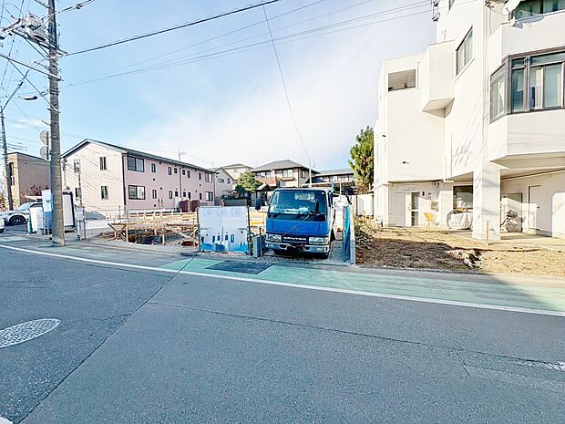 7m公道に面したカースペースに2台駐車可能です。(令和7年12月 撮影)