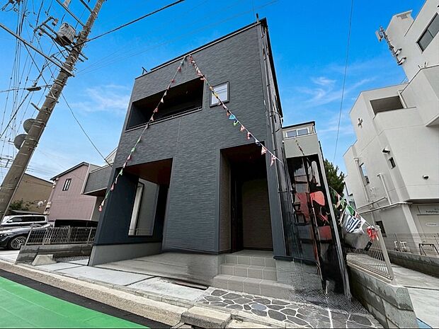 7m公道に面したカースペースはビルトインガレージを採用しました。