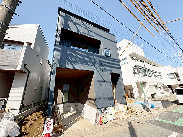 7m公道に面したカースペースはビルトインガレージを採用しました。(令和8年3月 撮影)