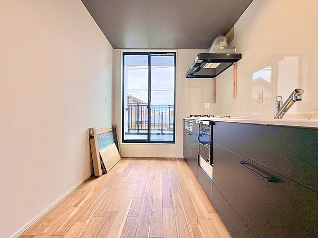 自然光が入る明るいキッチンは、作業スペースも広くとっています。