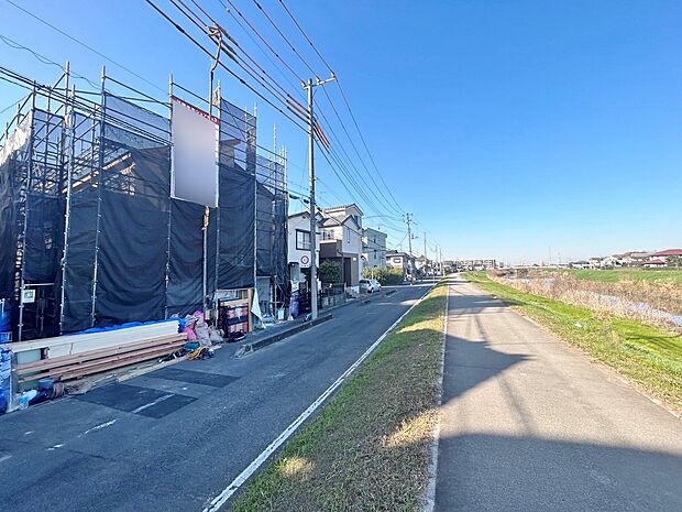 ドラッグストアやコンビニなど、周辺施設充実の住環境。(令和7年12月 撮影)
