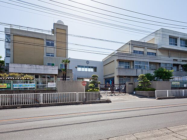 戸塚東小学校まで約650m