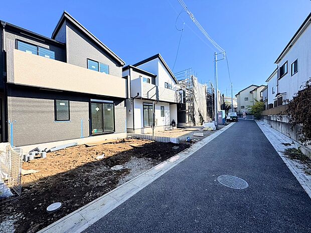 前面は南西側新設道路。時が経てば経つほどにその価値が深まります。(令和7年12月 撮影)