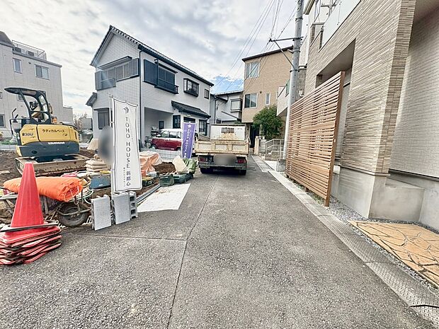 バルコニーを3か所に配置し、採光に富んだ設計で明るい空間を演出。(令和7年12月 撮影)