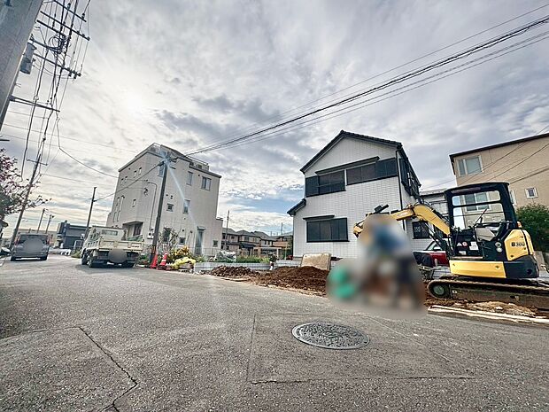 カースペースには2台駐車可。お仕事用とご自宅用の2台所有も可能です。(車種による)(令和7年12月 撮影)