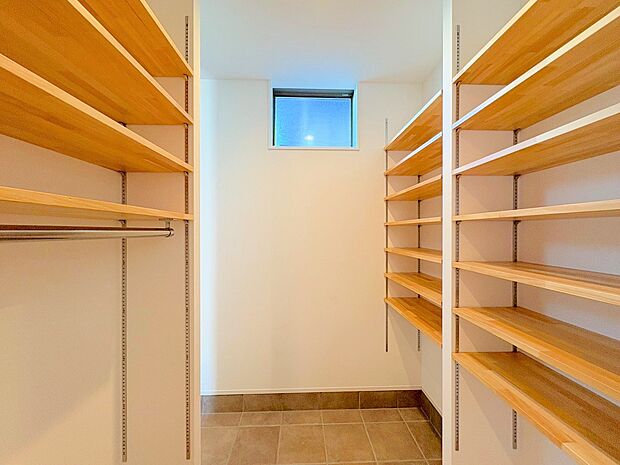 使い心地の良いシューズクロークは高い収納力と清潔感を兼ね備えています。