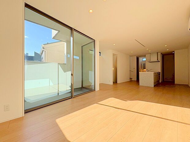 大きな窓から差し込む光が心地良い2階LDK。