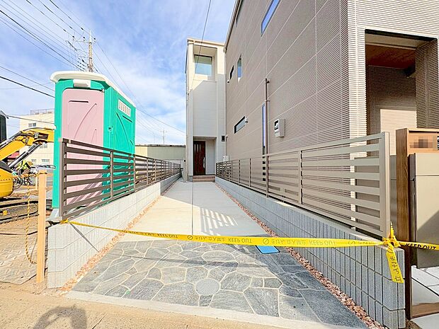 いつまでも輝き続けながら、いつしか街の風景に溶け込んでいきます。