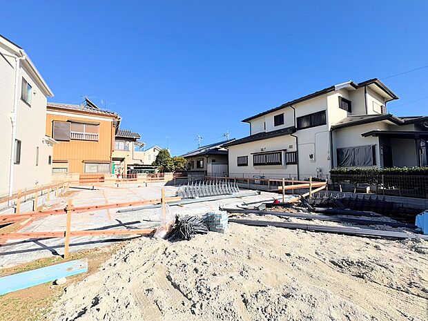 カースペースには並列で3台駐車可能です。(令和7年12月 撮影)