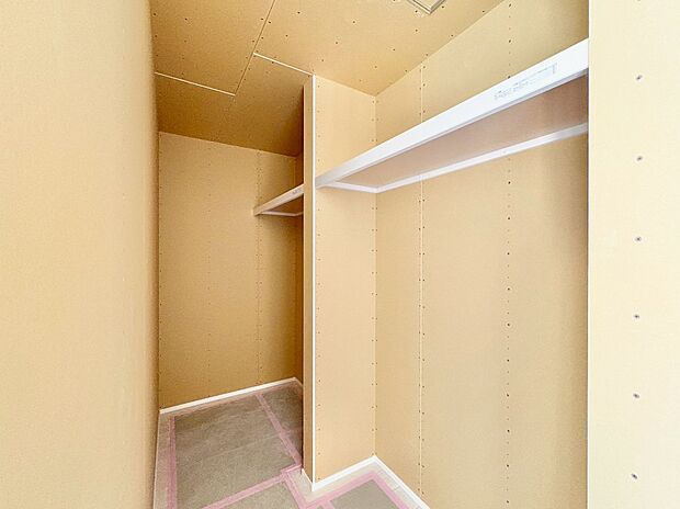 衣類の整理がしやすい収納力豊富なクローゼット。(令和7年12月 撮影)