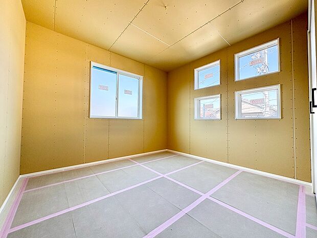 柔らかい自然光で朝目覚める暮らしが送れるでしょう。(令和7年12月 撮影)