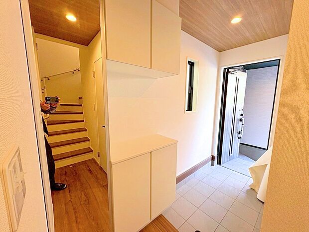 「行ってきます」と「ただいま」は、この玄関から始まります。