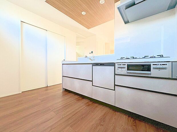 使い易いキッチンで作られる料理で今日も食卓は笑顔いっぱい。