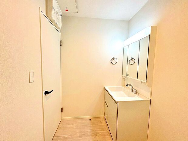 玄関のそばに洗面室があり、帰宅後すぐに手洗いできます。