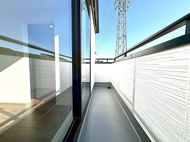 バルコニーに出た時、頬をなでる優しい風を感じます。