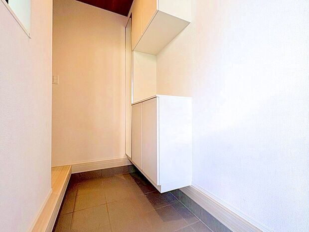 清潔感のあるシンプルな収納を備えた玄関。