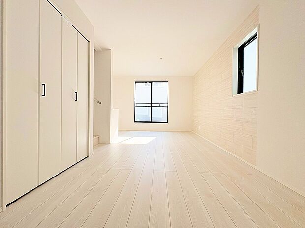 リビングに設けた収納は、共有して使える便利なスペース。