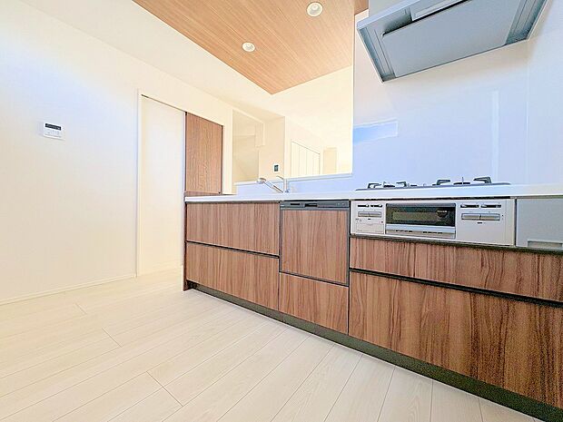 食洗機付きのシステムキッチン。使いやすくお手入れもラクラク。