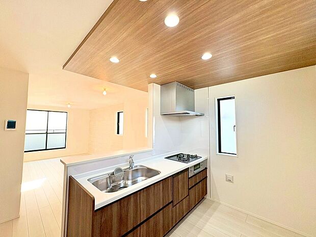 こだわり抜いたキッチンは居心地の良さだけでなく、統一感ある空間に仕上げました。