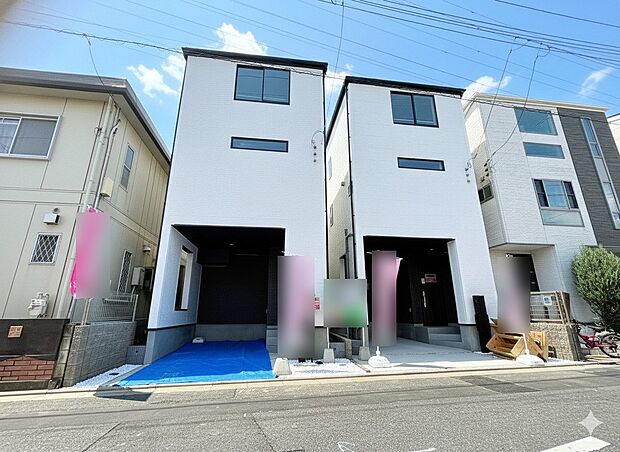 6m公道に面したカースペースはビルトインガレージを採用しました。