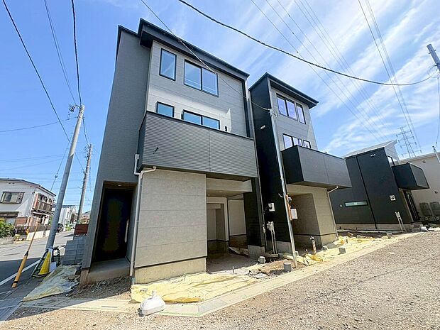 吹抜をあしらい開放感のあるリビング空間。(令和8年4月 撮影)