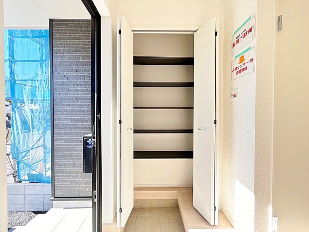 玄関には機能的な収納を豊富に設けました。