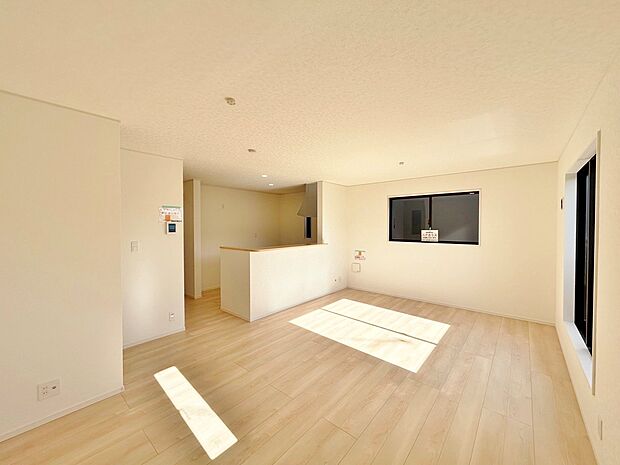 採光通風を確保した心地よいリビング空間を2階に設けました。