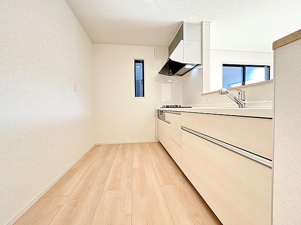 収納も多く、大きな鍋やフライパン、調味料などもスッキリ片付きます。