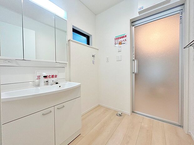 湿気がこもりやすい洗面所には窓があり換気がしっかり行えます。