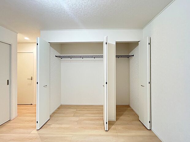 ダブルクローゼットを採用し、衣類や小物もスッキリと収納できます。