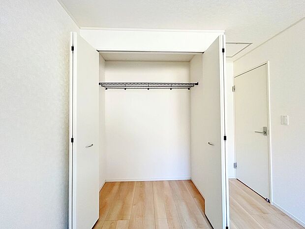奥行きのあるクローゼットを採用しました。