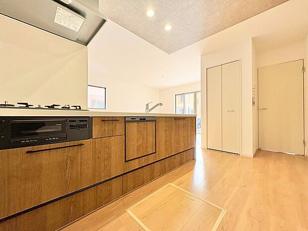 こだわり抜いたキッチンは居心地の良さだけでなく、統一感ある空間に仕上げました。